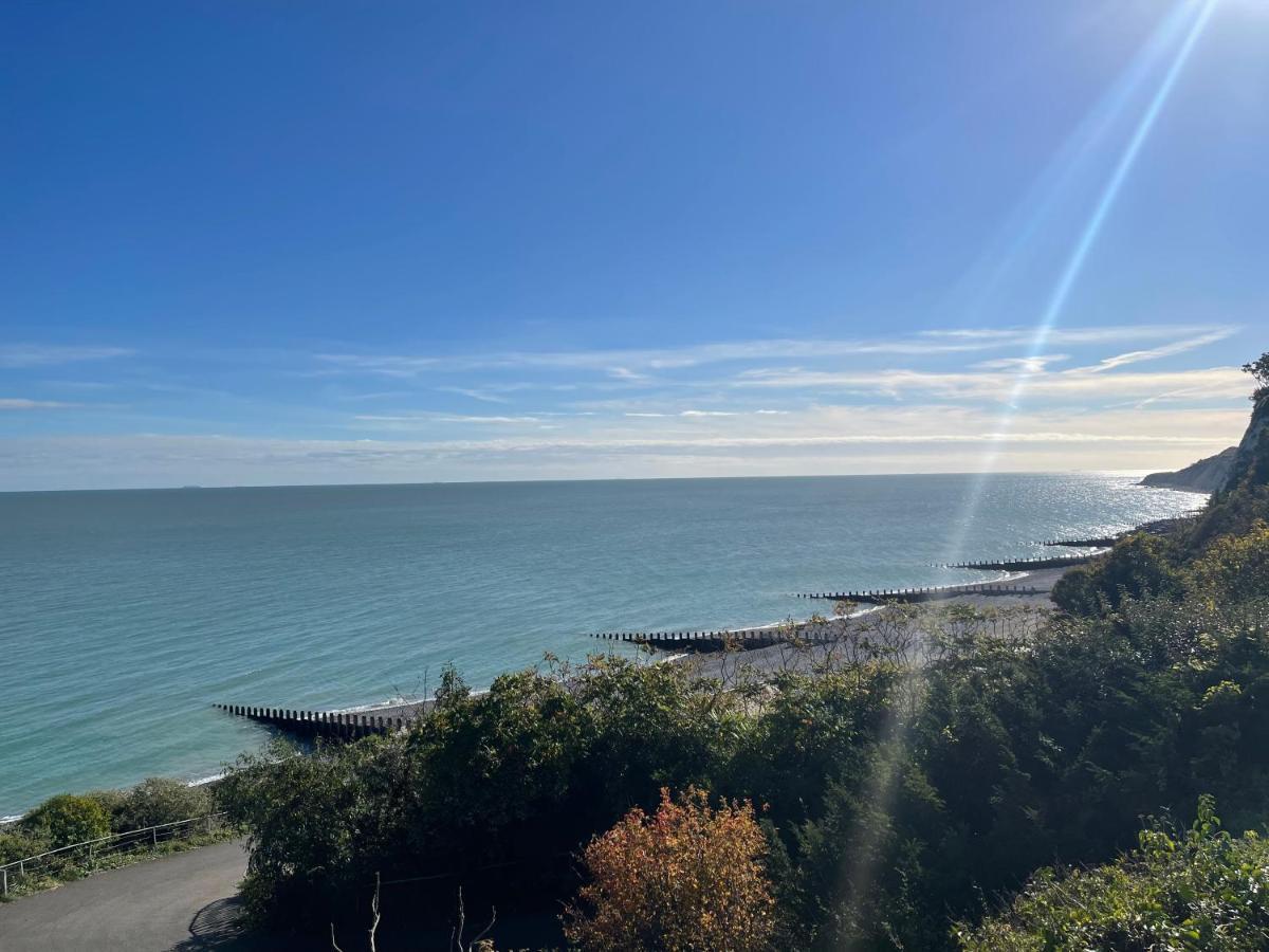 Impeccable 2-Bed Apartment In Eastbourne Exterior photo