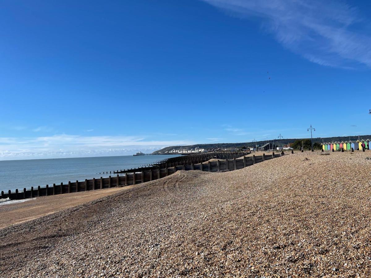 Impeccable 2-Bed Apartment In Eastbourne Exterior photo